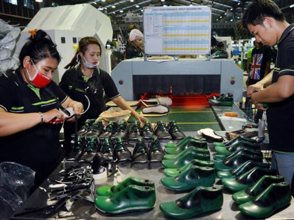 Behind the Scenes: How JIABU Safety Shoes Are Made